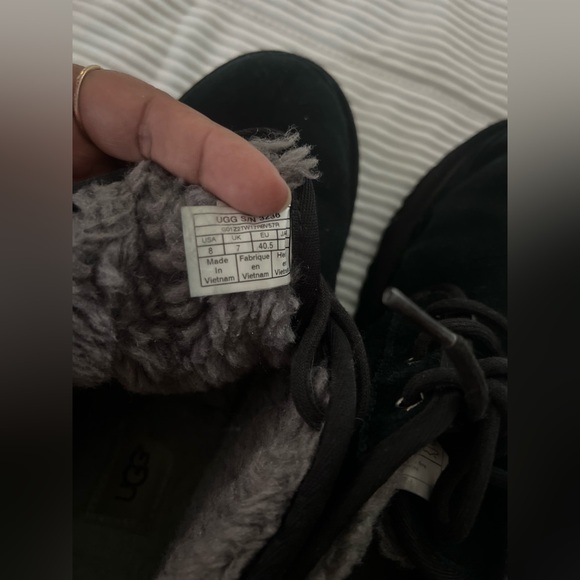 UGG Australia Neumel Chukka Boot for Men, Size 8  Black Lace up great condition - Picture 9 of 9